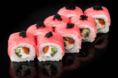 Suşi Rulo - Somon Karaca, Füme Deniz ayısı, Salatalık, Krem Peynir, Susam, Avokado, Soğan Kızartması, Yengeç Eti, Tobiko siyah arka plan izole ile Maki Sushi adet koleksiyonu.