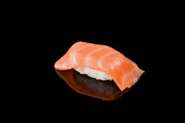 Suşi Rulo - Somon Karaca, Füme Deniz ayısı, Salatalık, Krem Peynir, Susam, Avokado, Soğan Kızartması, Yengeç Eti, Tobiko siyah arka plan izole ile Maki Sushi adet koleksiyonu.