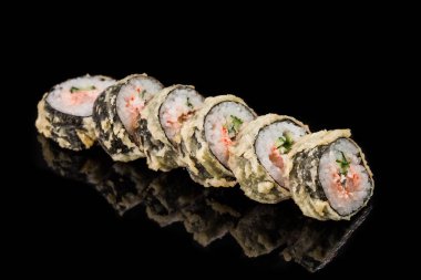 Suşi Rulo - Somon Karaca, Füme Deniz ayısı, Salatalık, Krem Peynir, Susam, Avokado, Soğan Kızartması, Yengeç Eti, Tobiko siyah arka plan izole ile Maki Sushi adet koleksiyonu.