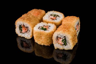 Suşi Rulo - Somon Karaca, Füme Deniz ayısı, Salatalık, Krem Peynir, Susam, Avokado, Soğan Kızartması, Yengeç Eti, Tobiko siyah arka plan izole ile Maki Sushi adet koleksiyonu.