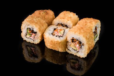 Suşi Rulo - Somon Karaca, Füme Deniz ayısı, Salatalık, Krem Peynir, Susam, Avokado, Soğan Kızartması, Yengeç Eti, Tobiko siyah arka plan izole ile Maki Sushi adet koleksiyonu.