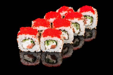 Suşi Rulo - Somon Karaca, Füme Deniz ayısı, Salatalık, Krem Peynir, Susam, Avokado, Soğan Kızartması, Yengeç Eti, Tobiko siyah arka plan izole ile Maki Sushi adet koleksiyonu.