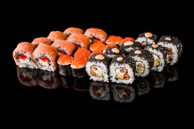 Suşi Rulo - Somon Karaca, Füme Deniz ayısı, Salatalık, Krem Peynir, Susam, Avokado, Soğan Kızartması, Yengeç Eti, Tobiko siyah arka plan izole ile Maki Sushi adet koleksiyonu.