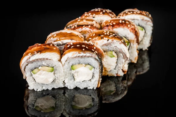 Suşi Rulo - Somon Karaca, Füme Deniz ayısı, Salatalık, Krem Peynir, Susam, Avokado, Soğan Kızartması, Yengeç Eti, Tobiko siyah arka plan izole ile Maki Sushi adet koleksiyonu.