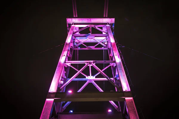 Gloeiende brug pyloon 's nachts — Stockfoto