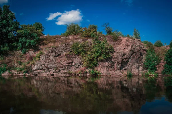 Nehir kenarındaki kayalar