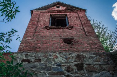 Kırmızı tuğla terk edilmiş binanın cephe