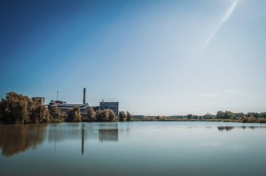 Göl kenarında bir fabrikanın peyzajı