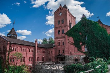 Eski kırmızı tuğla kale peyzaj