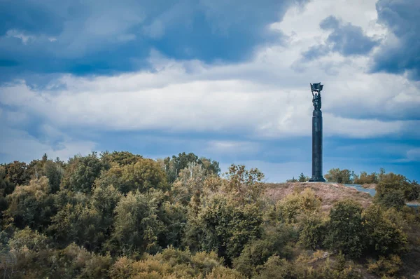 Monument av berömmelse i Zhytomyr med moln — Stockfoto