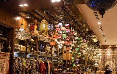 Dubai alışveriş merkezinde el sanatları ürünleri