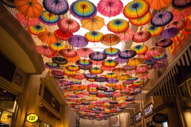 Dubai Mall üzerinde gökyüzü boyama şemsiye Lots