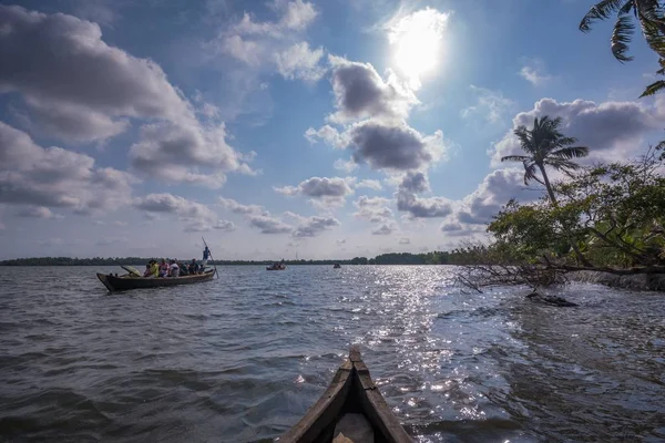 Kanotocht door Ashtamudi Lake, Munroe eiland — Stockfoto