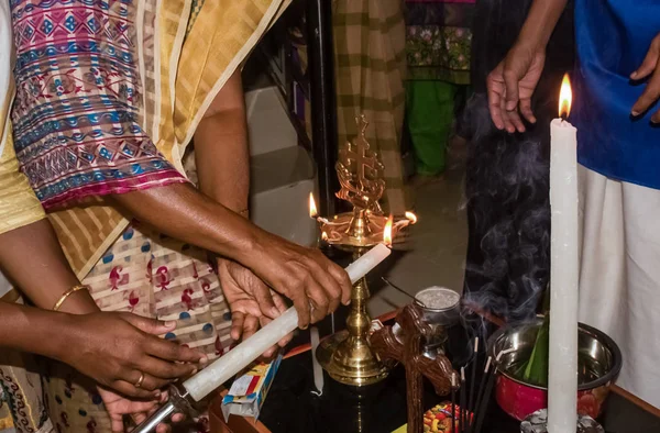 Rituales de calentamiento de la casa en Kerala Malankara Iglesia Ortodoxa - Iluminación de Nilavilakku con vela —  Fotos de Stock