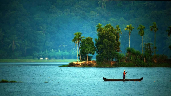 Viejo pescando solo en un barco — Foto de Stock