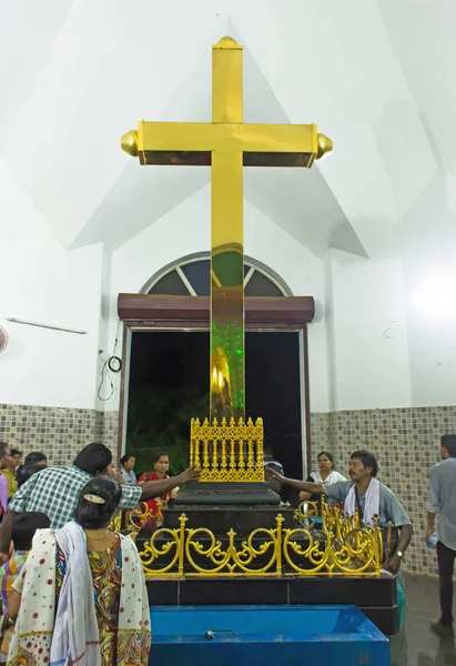 Volkeren aanraken en bidden voor gouden kruis in St. Thomas Syro-Malabar kerk Malayattoor — Stockfoto