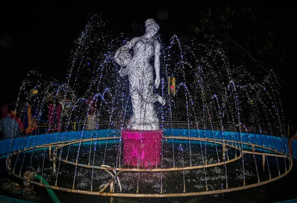 Statuia unei femei înconjurată de o fântână de apă din plaja Kollam — Fotografie, imagine de stoc