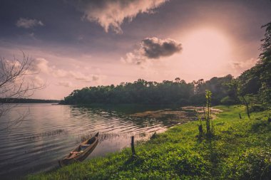 Akşam gölde dinlenen kano