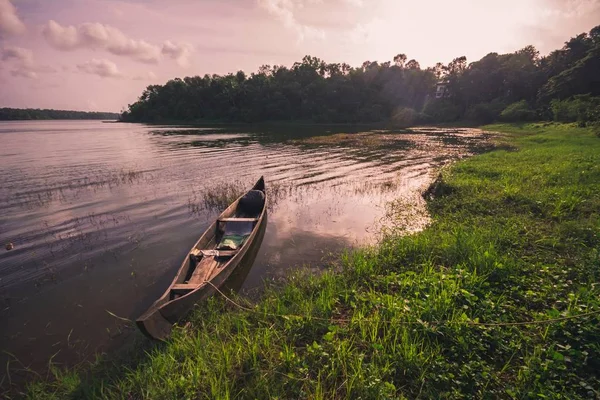 Houten boot rustend aan het Sasthamcotta-meer — Stockfoto