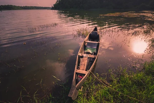 Canoa descansando en el lago Sasthamcotta —  Fotos de Stock