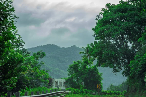 Вагамон, Керала, Индия - 07 июля 2019 года: Erattupetta Peerumedu Road to vagamon hill station — стоковое фото