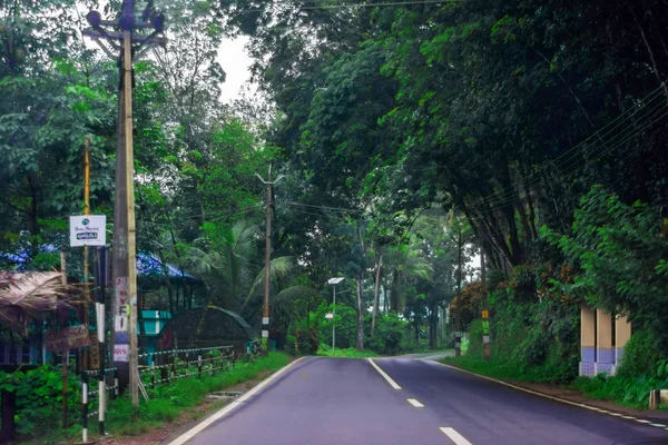 Erattupetta peerumedu Straße zum Vagamon Hill Station — Stockfoto