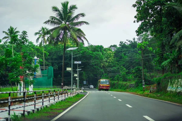 Kerala State Transport Corporation Bus bei vagamon Straße — Stockfoto