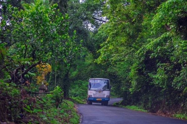 Kerala State Transport Corporation Autobús en la carretera Vagamon —  Fotos de Stock