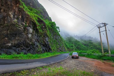 Vagamon'daki Hills istasyon alanına doğru hareket eden araçlar