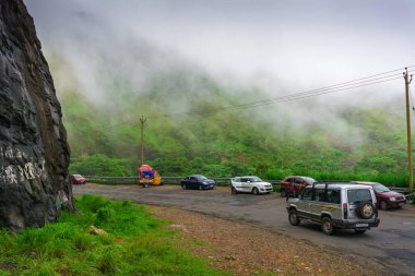 Vagamon'daki Hills istasyon alanına doğru hareket eden araçlar