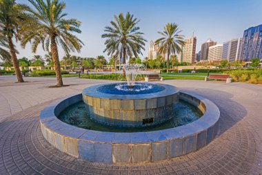 Abudhabi corniche yolda su çeşmesi