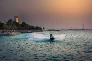 Corniche plaj bölgesinde sürat teknesi sörfü