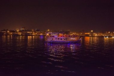 Dubai'de Yüzen Restoran