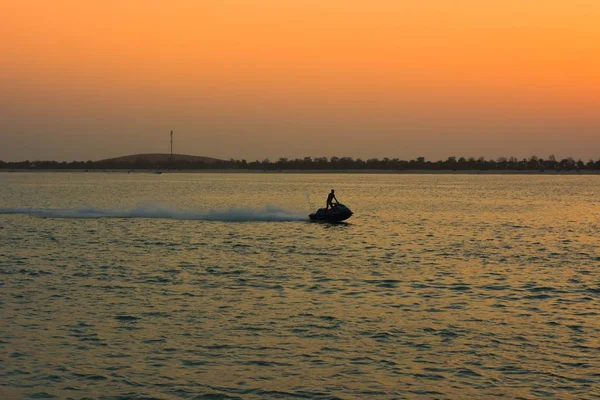 Speedboot-Surfen in Corniche Beach — Stockfoto