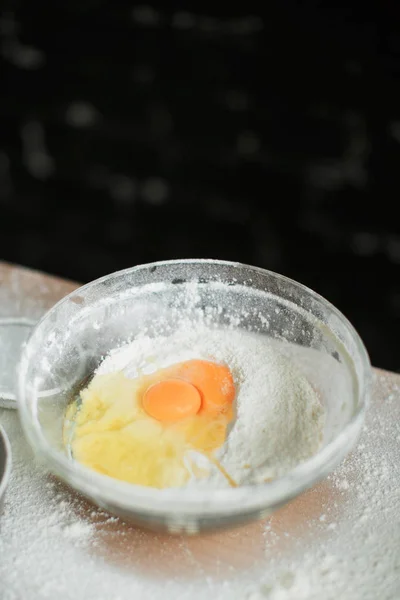 Cooking cake on the table and baking cake ingredients — Stock Photo, Image