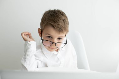 Genç işadamı ofiste dizüstü bilgisayarla çalışıyor.