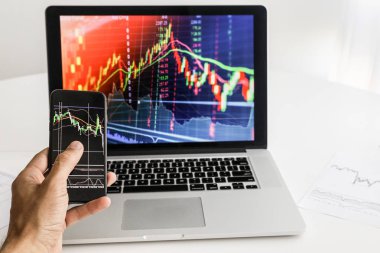 dizüstü telefon arka planda işadamı