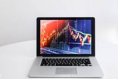 büyüme indeksi grafiği ile beyaz bir tablo dizüstü bilgisayarda