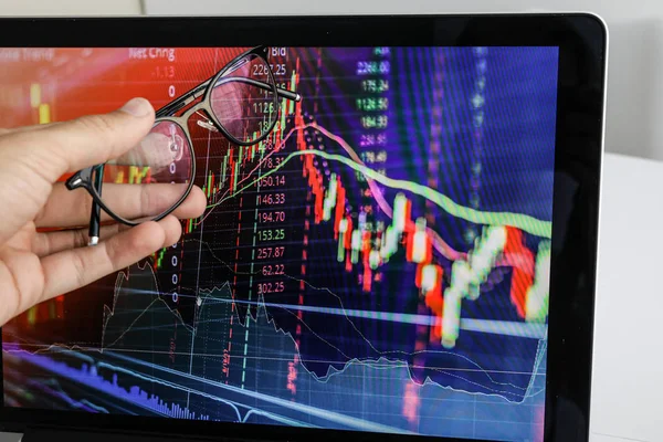 Hombre de negocios muestra la pantalla en el portátil el gráfico de crecimiento — Foto de Stock