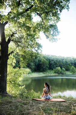 kız fitness yapan ve park şehirde meditasyon