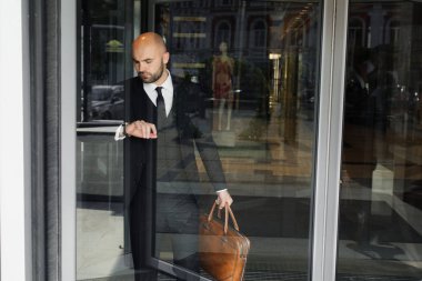 ofiste bir çanta ile işadamı telefonda konuşurken
