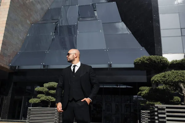 Businessman with a bag near the office talking on the phone — Stock Photo, Image