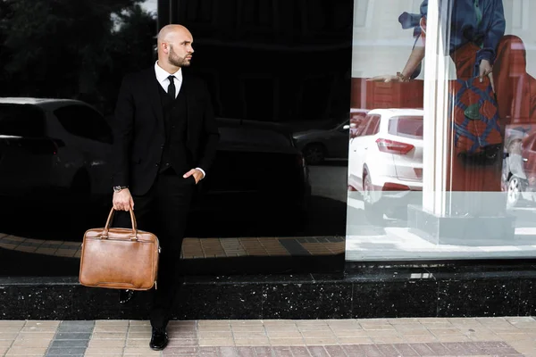 Businessman with a bag near the office talking on the phone — Stock Photo, Image