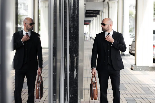 Hombre de negocios con una bolsa cerca de la oficina hablando por teléfono — Foto de Stock