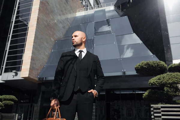 Businessman with a bag near the office talking on the phone — Stock Photo, Image