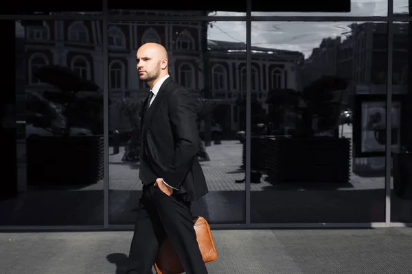 Zakenman met een tas in de buurt van het kantoor praten aan de telefoon — Stockfoto