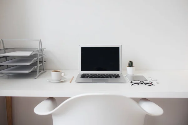 Bürotisch, auf dem Laptop, Kaffee, Tablet, Kamera und andere Gegenstände — Stockfoto