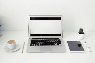 hangi dizüstü bilgisayar, kahve, tablet, kamera ve diğer öğeleri ofis masası