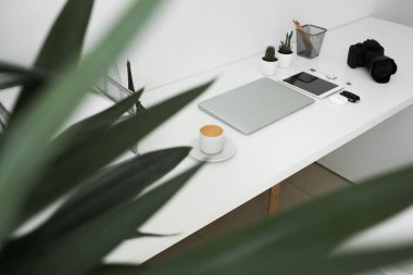 hangi dizüstü bilgisayar, kahve, tablet, kamera ve diğer öğeleri ofis masası
