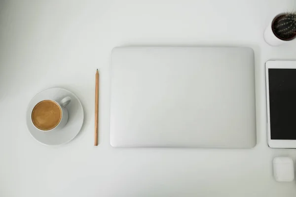 Bürotisch, auf dem Laptop, Kaffee, Tablet, Kamera und andere Gegenstände — Stockfoto